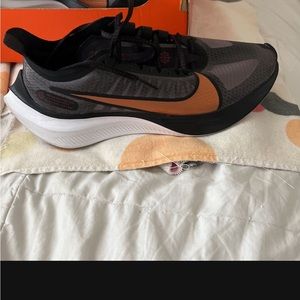 Nike shoes. Very good condition. I only used it once.
